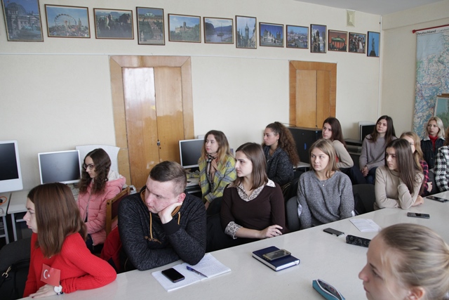 студенти другого і третього курсу уважно слухають доповідь 